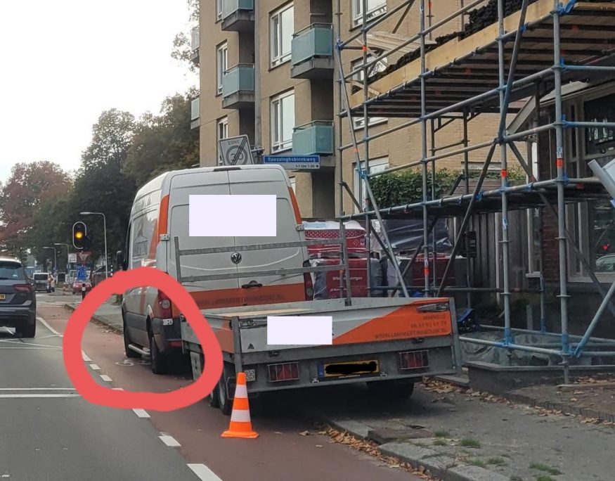 Aannemer op fietsstrook